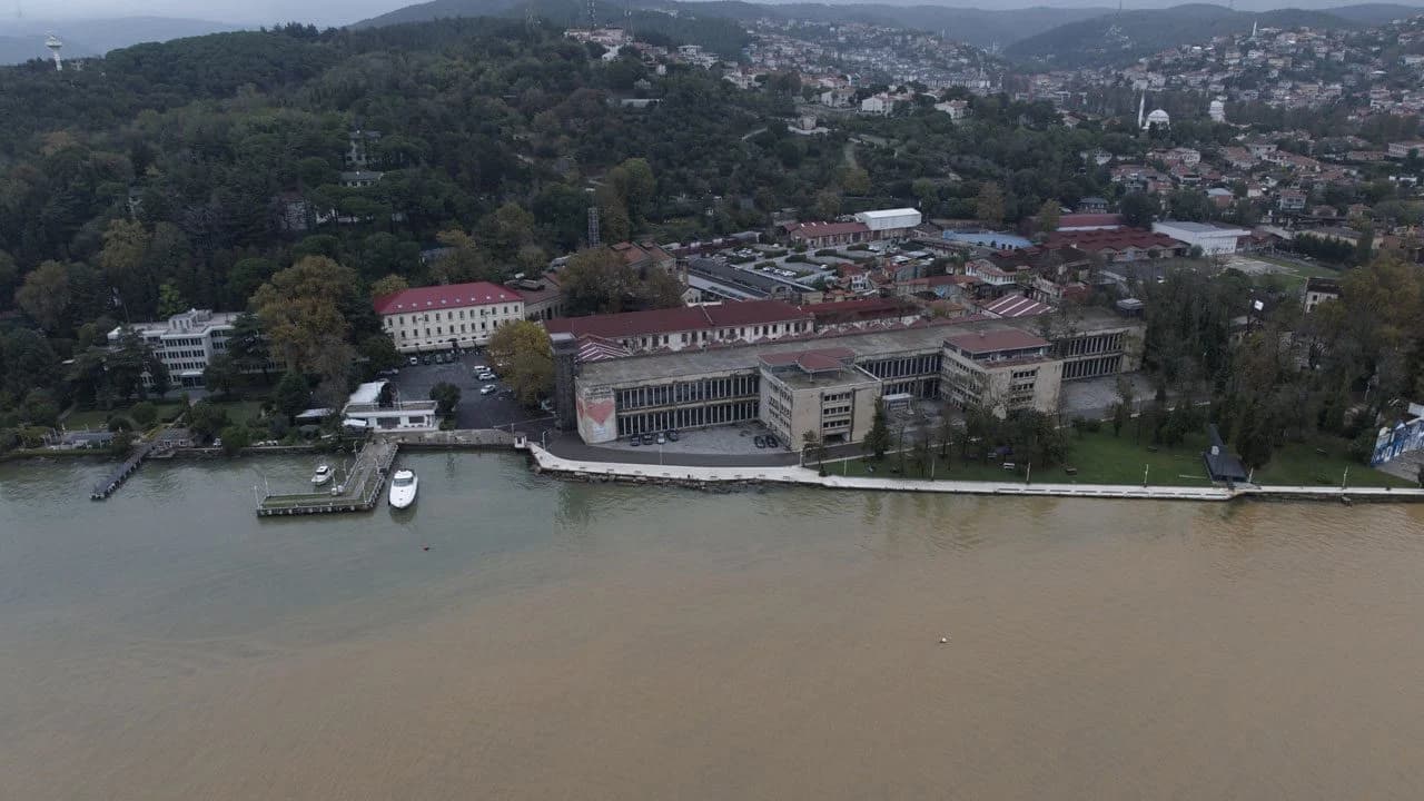 Sağanak sonrası Beykoz’da deniz kahverengiye döndü